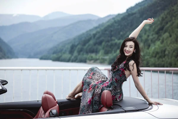 Retrato Moda Mujer Joven Vestido Elegante Aire Libre Coche Cabriolet — Foto de Stock