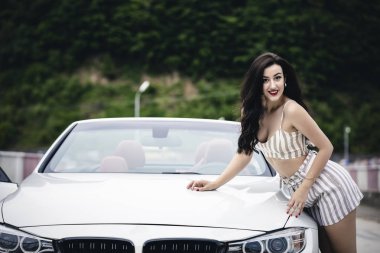 yakınındaki bir Cabrio araba çekici genç kadın