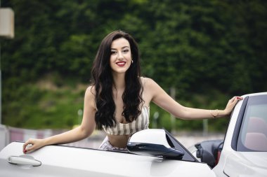 yakınındaki bir Cabrio araba çekici genç kadın