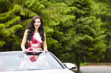 Moda portre cabriolet arabaya açık içinde zarif genç kadın