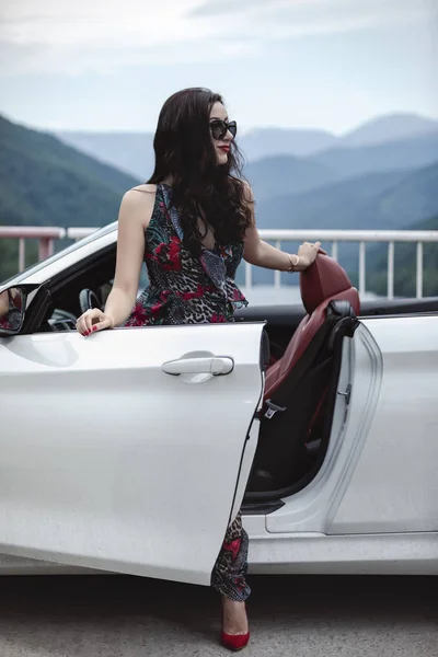 Retrato Moda Mujer Joven Vestido Elegante Aire Libre Coche Cabriolet — Foto de Stock