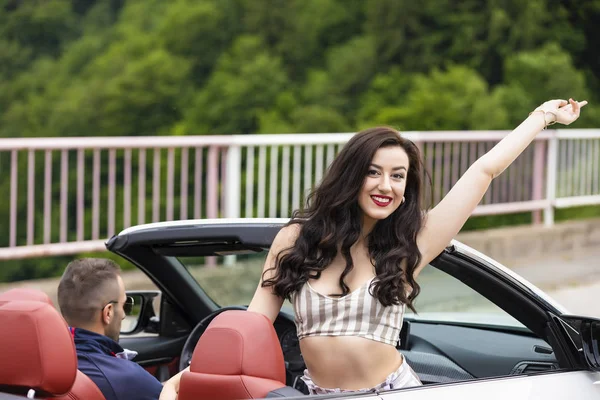 Pareja Convertible Feliz Joven Pareja Disfrutando Viaje Por Carretera Convertible — Foto de Stock