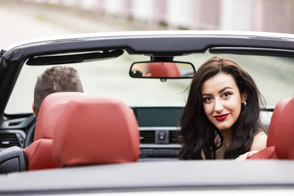 Pareja Enamorados Viajando Coche Cabriolet — Foto de Stock