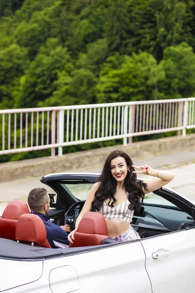 Pareja Enamorados Viajando Coche Cabriolet — Foto de Stock