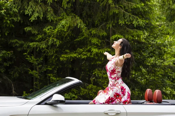 Retrato Moda Mujer Joven Vestido Elegante Aire Libre Coche Cabriolet — Foto de Stock