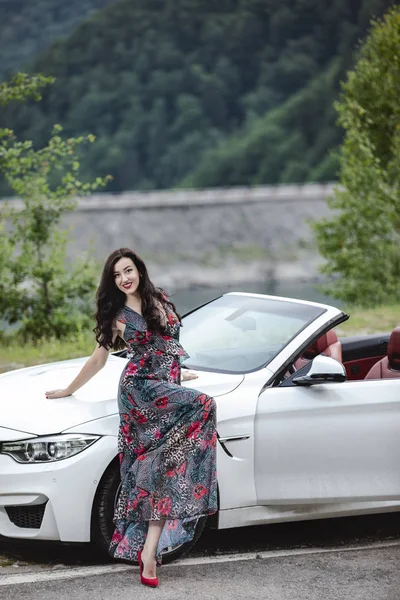 Retrato Moda Mujer Joven Vestido Elegante Aire Libre Cerca Coche — Foto de Stock