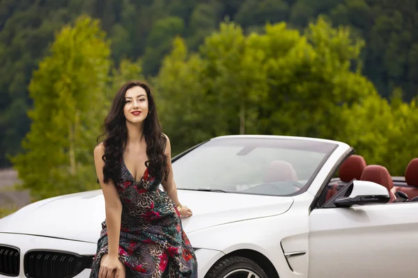 Retrato Moda Mujer Joven Vestido Elegante Aire Libre Cerca Coche — Foto de Stock