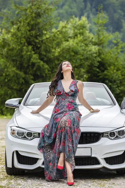 Retrato Moda Mujer Joven Vestido Elegante Aire Libre Cerca Coche — Foto de Stock