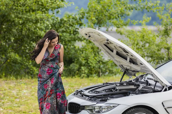 Young Woman Waits Assistance Her Car Broken Road Side — Stock Photo, Image