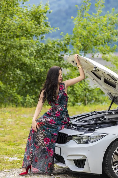 Mujer Joven Espera Ayuda Cerca Coche Roto Lado Carretera — Foto de Stock