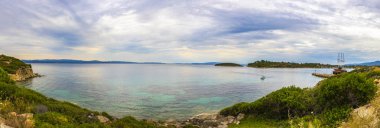 Güzellikler Akdeniz'de Yunanistan ile. Kristal ve renkli su, kayalar, bitki örtüsü, beac