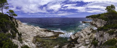 Güzellikler Akdeniz'de Yunanistan ile. Kristal ve renkli su, kayalar, bitki örtüsü, beac