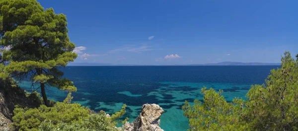 ギリシャの地中海の美しいパノラマの風景 クリスタルとカラフルな水 Beac — ストック写真