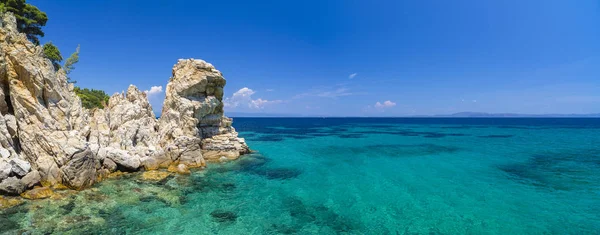 Güzellikler Akdeniz'de Yunanistan ile. Kristal ve renkli su, kayalar, bitki örtüsü, beac