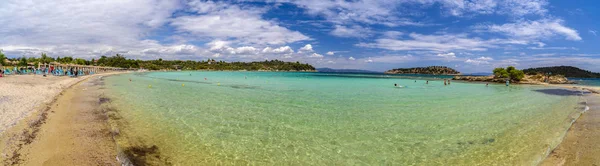 ギリシャの地中海の美しいパノラマの風景 クリスタルとカラフルな水 Beac — ストック写真