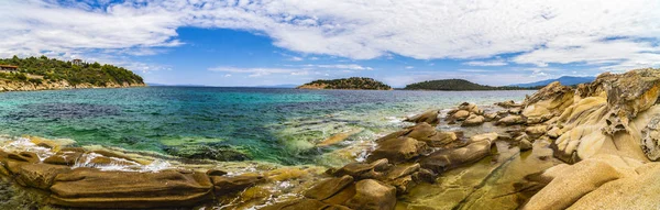 ギリシャの地中海の美しいパノラマの風景 クリスタルとカラフルな水 Beac — ストック写真