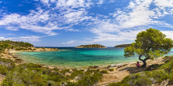 ギリシャの地中海の美しいパノラマの風景 クリスタルとカラフルな水 Beac — ストック写真