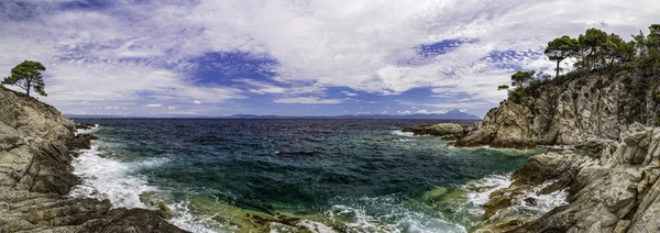 Güzellikler Akdeniz'de Yunanistan ile. Kristal ve renkli su, kayalar, bitki örtüsü, beac