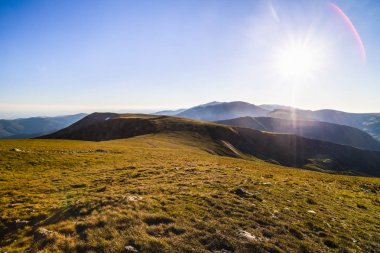 Dağların üstünde güzel gün batımı ile manzara