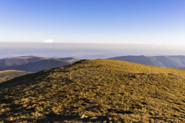 Yaz mevsiminde yüksek dağlar ve bulutlarla dolu bir yaz günü.