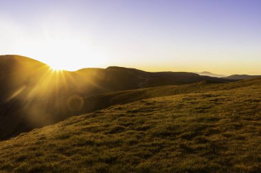 Dağların üstünde güzel gün batımı ile manzara