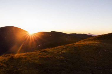 Dağların üstünde güzel gün batımı ile manzara