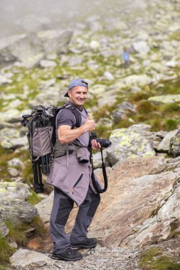 Fotoğrafçı ile sırt çantası ve fotoğraf makinesi dağ iz hiking