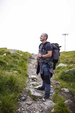 Fotoğrafçı ile sırt çantası ve fotoğraf makinesi dağ iz hiking
