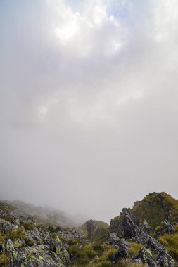 Yaz mevsiminde yüksek dağlar ve bulutlarla dolu bir yaz günü.