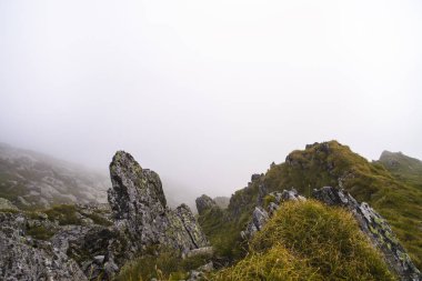 Yaz mevsiminde yüksek dağlar ve bulutlarla dolu bir yaz günü.