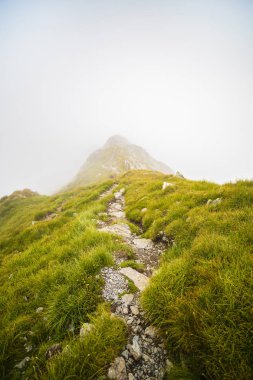 Yaz mevsiminde yüksek dağlar ve bulutlarla dolu bir yaz günü.