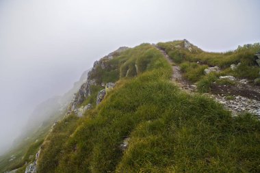 Yaz mevsiminde yüksek dağlar ve bulutlarla dolu bir yaz günü.