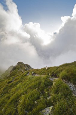 Yaz mevsiminde yüksek dağlar ve bulutlarla dolu bir yaz günü.