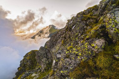 Yaz mevsiminde yüksek dağlar ve bulutlarla dolu bir yaz günü.