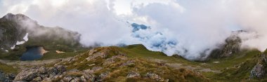 Romanya'nın Fagaras Dağları Panoraması. muhteşem manzarası ile buzul Gölü Capra, yukarıdan görünüm
