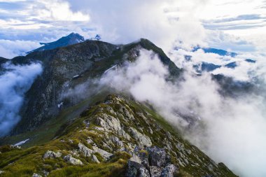 Yaz mevsiminde yüksek dağlar ve bulutlarla dolu bir yaz günü.