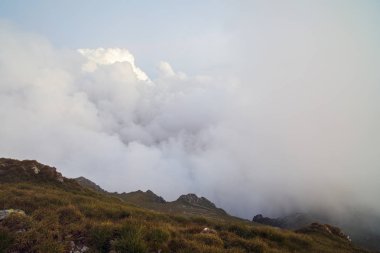 Yaz mevsiminde yüksek dağlar ve bulutlarla dolu bir yaz günü.