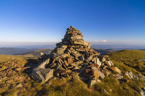 Stos Kamieni Zaaranżowanych Zaznaczyć Szczyt Góry — Zdjęcie stockowe