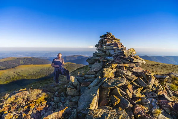 Turistické Fotografování Hromada Kamení Vrcholu Hory — Stock fotografie