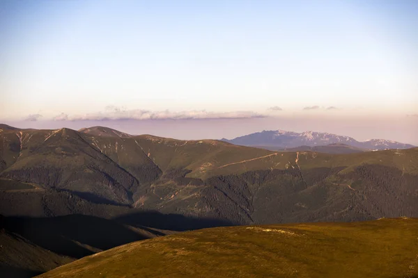 Letní Krajina Vysokými Horami Mraky Letním Dni — Stock fotografie