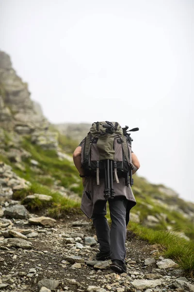 Fotograf Mit Rucksack Und Kamera Auf Einem Bergpfad — Stockfoto