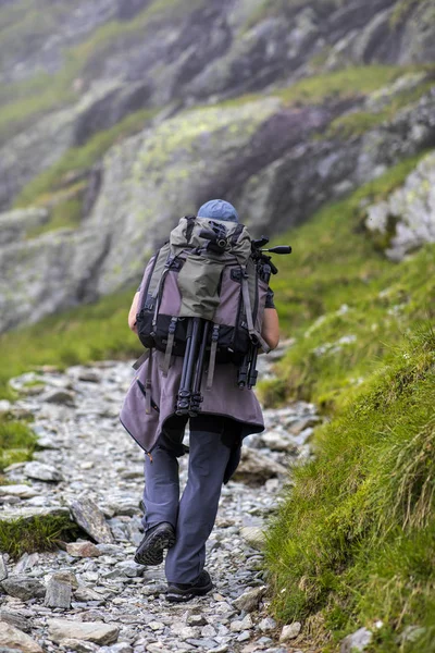 バックパック ハイキング山の歩道にカメラを持つカメラマン — ストック写真