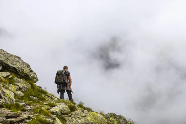 バックパック ハイキング山の歩道にカメラを持つカメラマン — ストック写真