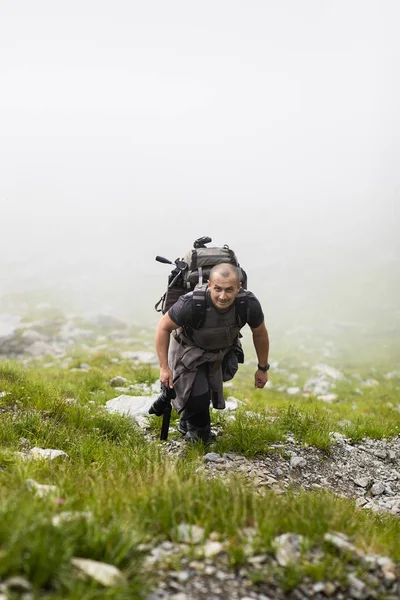 Fotógrafo Con Mochila Cámara Senderismo Sendero Montaña — Foto de Stock