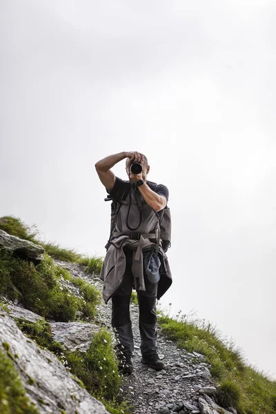 Fotógrafo Con Mochila Cámara Senderismo Sendero Montaña — Foto de Stock