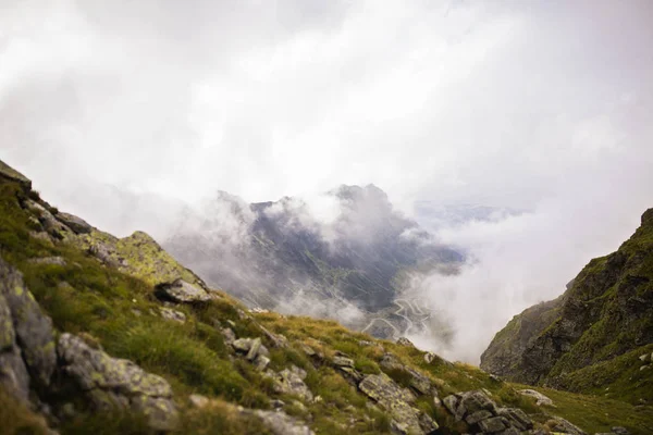 Paysage Estival Avec Hautes Montagnes Des Nuages Dans Une Journée — Photo