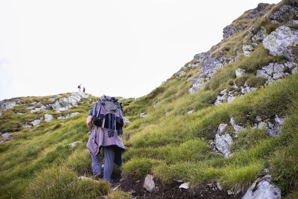 バックパック ハイキング山の歩道にカメラを持つカメラマン — ストック写真