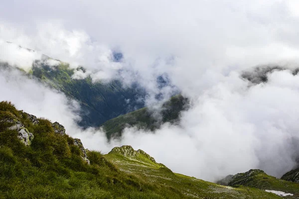 Paysage Estival Avec Hautes Montagnes Des Nuages Dans Une Journée — Photo