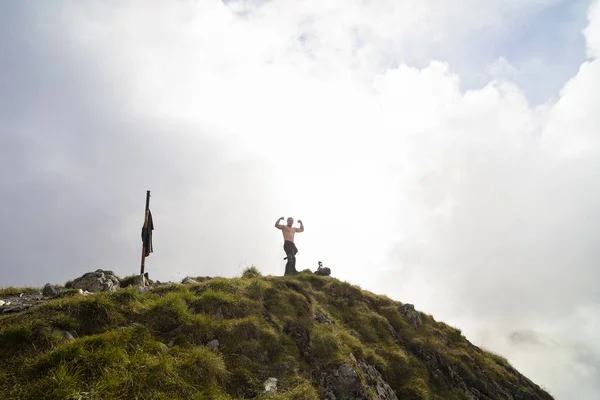 活発な男は豪華な山の景色の中で演習を行う — ストック写真