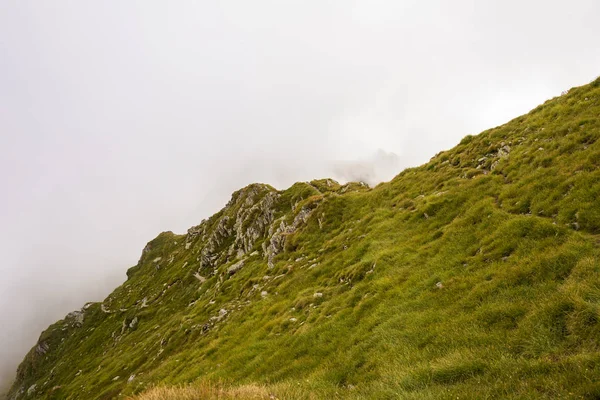 Yaz mevsiminde yüksek dağlar ve bulutlarla dolu bir yaz günü.